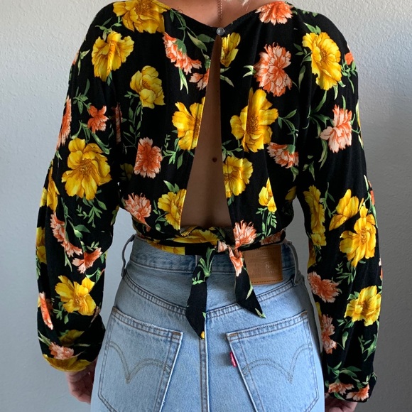 💗SOLD 💗 Floral wrap top with open back 🌼 - Picture 2 of 2